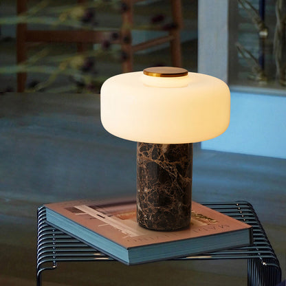 Oplaadbare Marmeren Tafellamp met Opaalglaskapje – Dimbaar Draadloos Sfeerlicht met Natuursteen Basis voor Woonkamer Slaapkamer Luxe Interieur