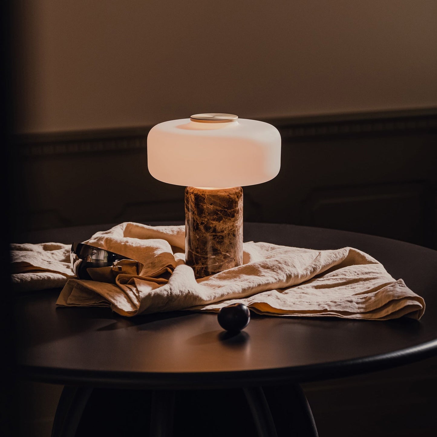 Oplaadbare Marmeren Tafellamp met Opaalglaskapje – Dimbaar Draadloos Sfeerlicht met Natuursteen Basis voor Woonkamer Slaapkamer Luxe Interieur
