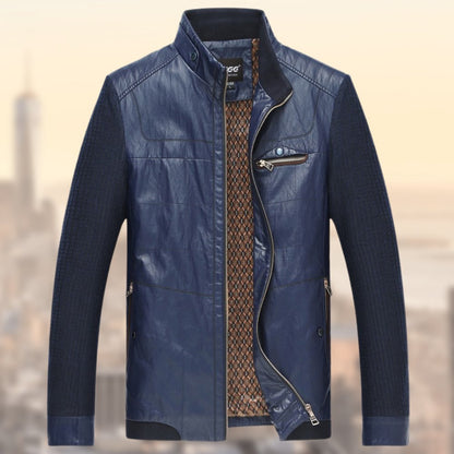 
Gareth jas in donkerblauw met een combinatie van gladde en gebreide stoffen. De voorkant heeft een stijlvolle ritssluiting en een decoratieve borstzak met ritssluiting. De jas biedt een comfortabele pasvorm en een moderne uitstraling voor dagelijks gebruik.