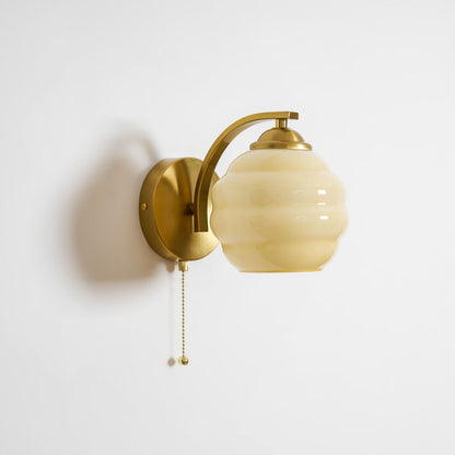 Art Deco Wandlamp met Gebogen Glazen Kap Vintage Stijl