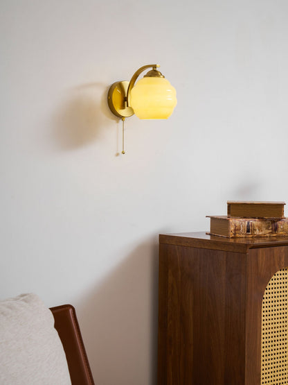 Art Deco Wandlamp met Gebogen Glazen Kap Vintage Stijl