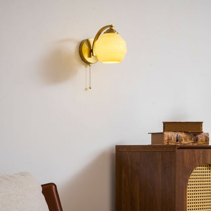 Art Deco Wandlamp met Gebogen Glazen Kap Vintage Stijl