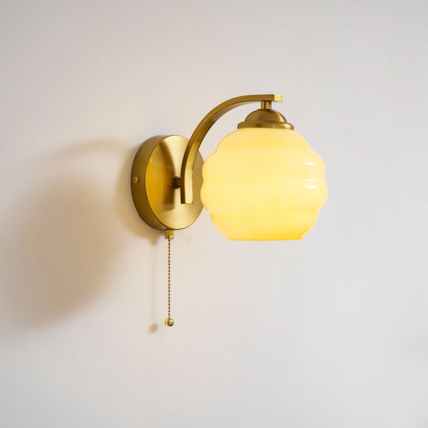 Art Deco Wandlamp met Gebogen Glazen Kap Vintage Stijl