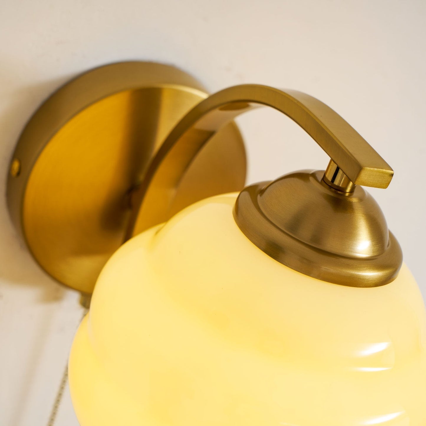 Art Deco Wandlamp met Gebogen Glazen Kap Vintage Stijl