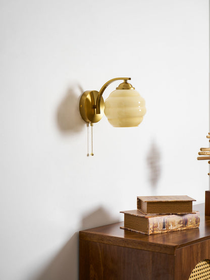 Art Deco Wandlamp met Gebogen Glazen Kap Vintage Stijl