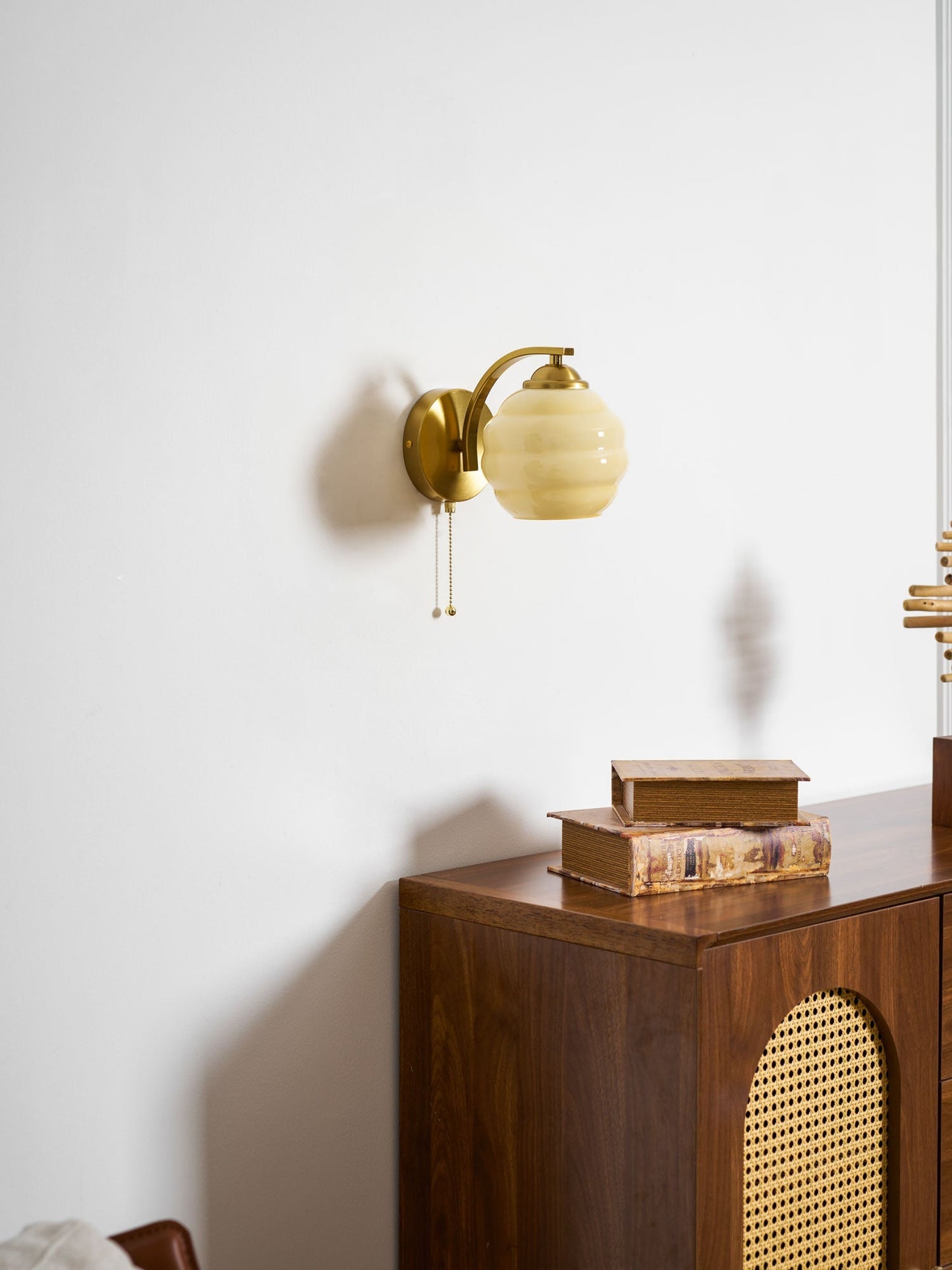 Art Deco Wandlamp met Gebogen Glazen Kap Vintage Stijl