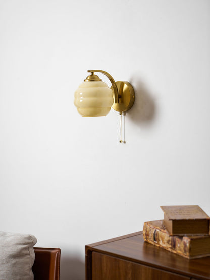 Art Deco Wandlamp met Gebogen Glazen Kap Vintage Stijl