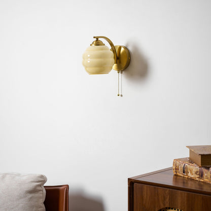 Art Deco Wandlamp met Gebogen Glazen Kap Vintage Stijl