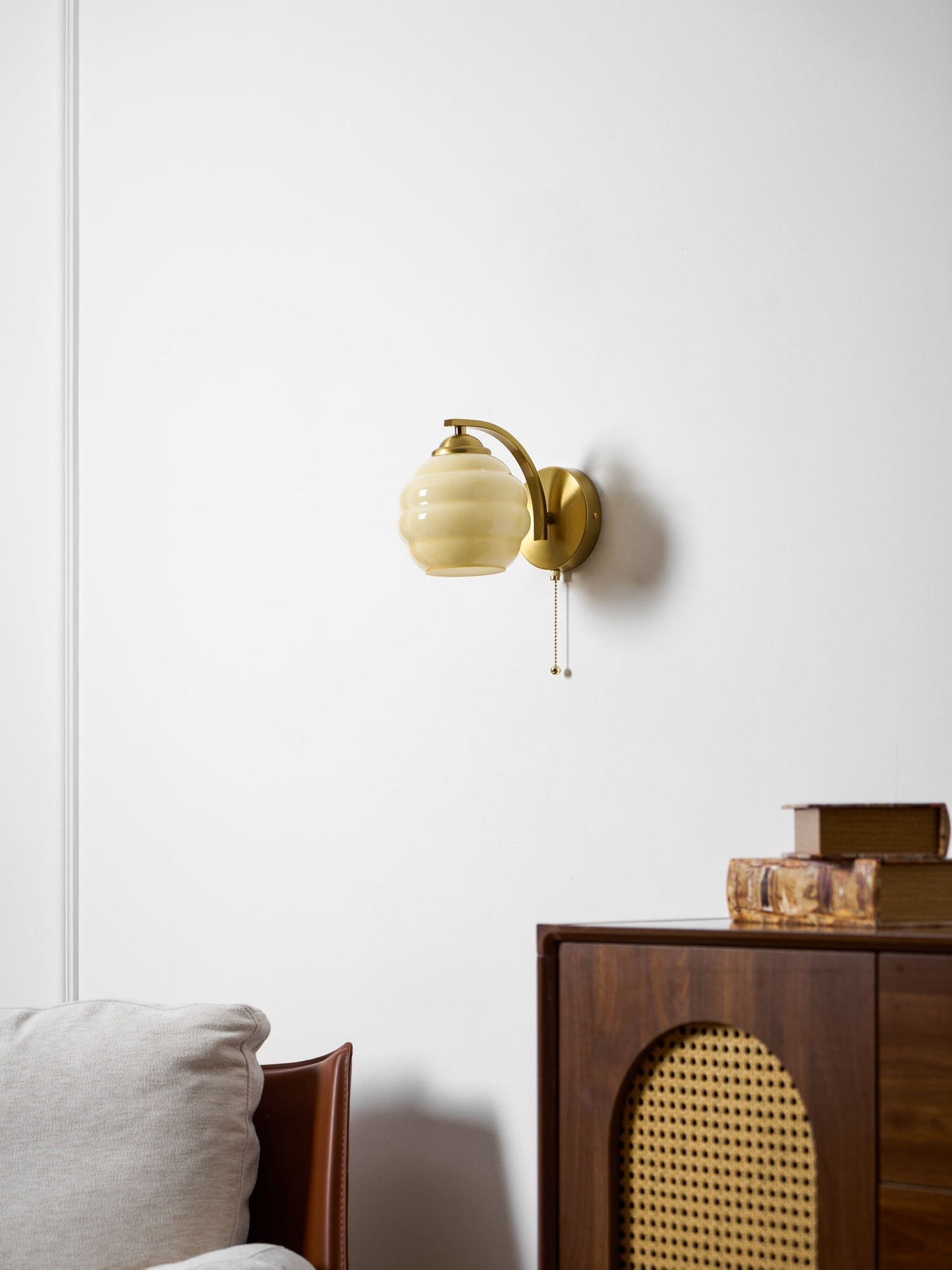 Art Deco Wandlamp met Gebogen Glazen Kap Vintage Stijl