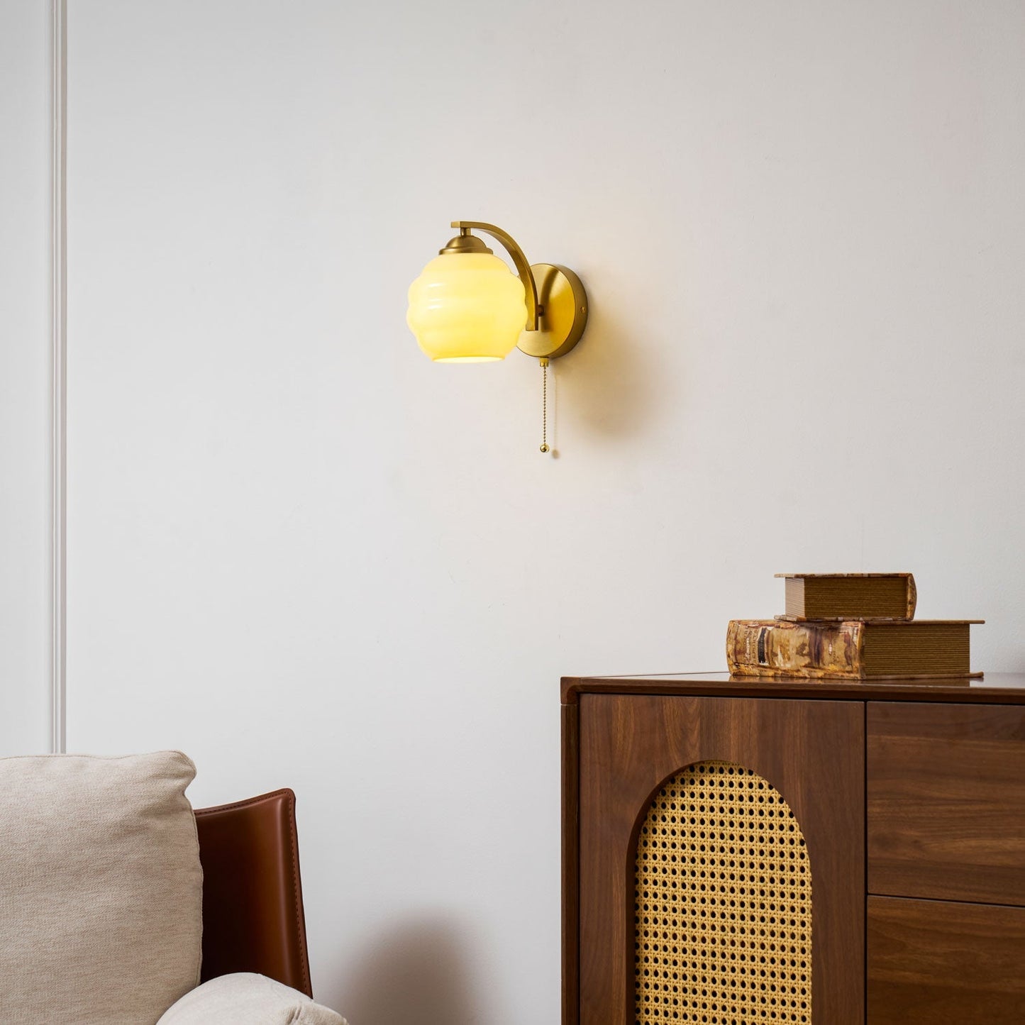 Art Deco Wandlamp met Gebogen Glazen Kap Vintage Stijl