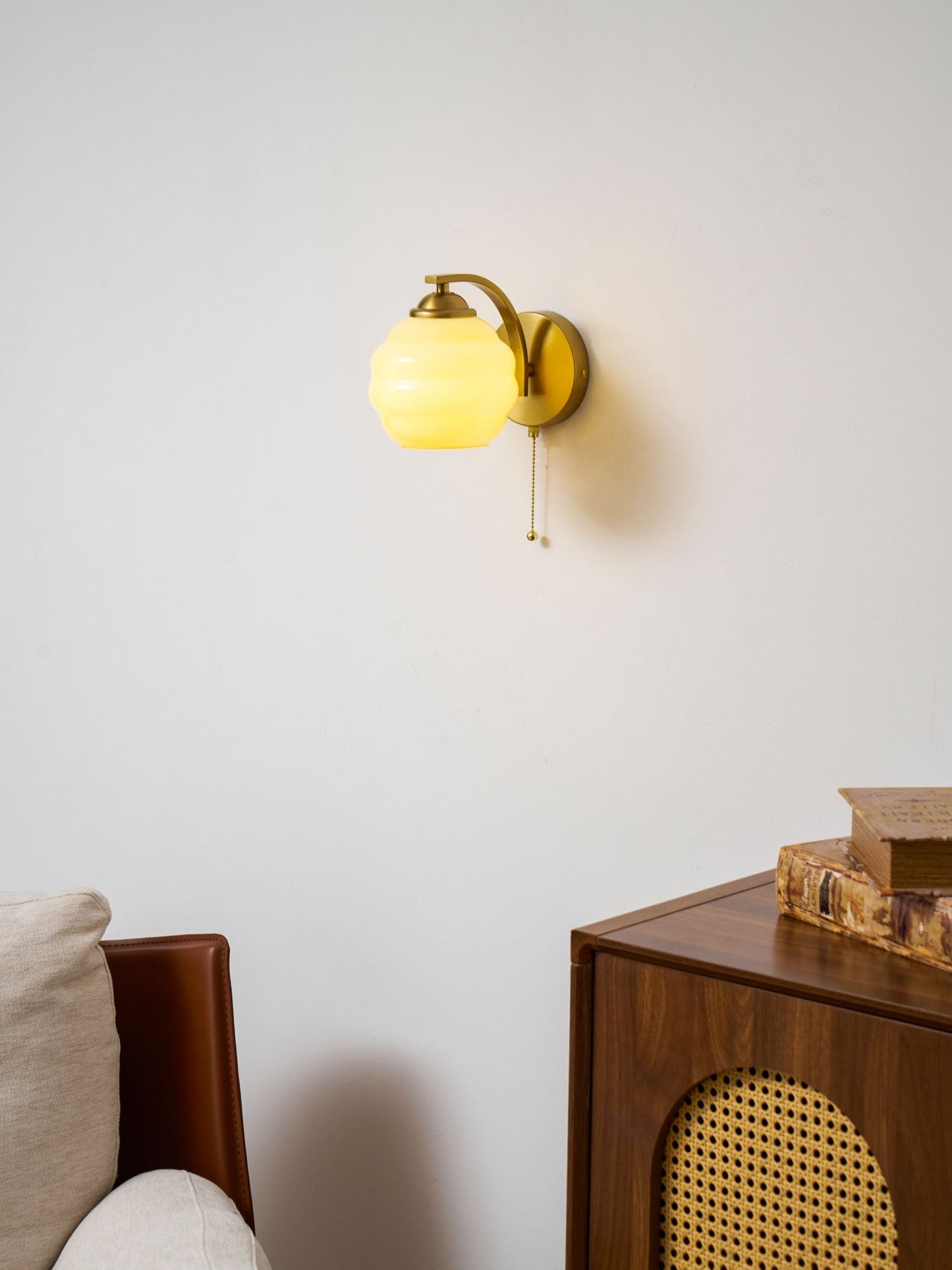 Art Deco Wandlamp met Gebogen Glazen Kap Vintage Stijl