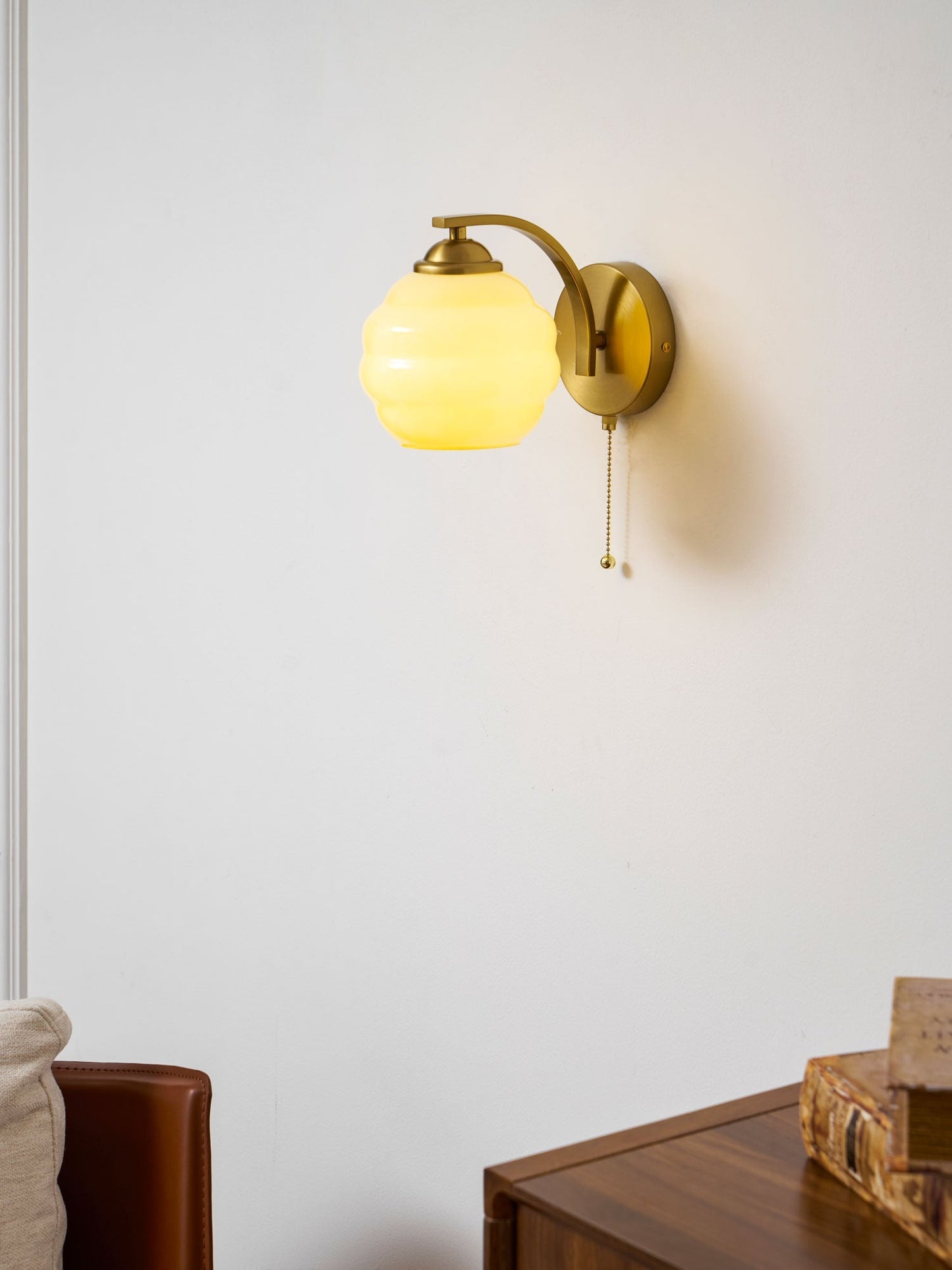 Art Deco Wandlamp met Gebogen Glazen Kap Vintage Stijl