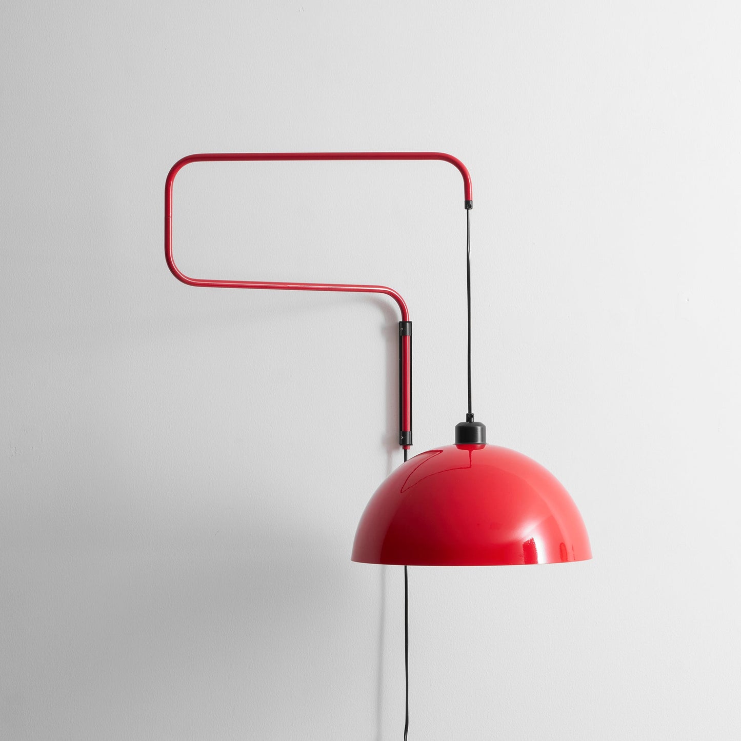 Geometrische Wandlamp Plug-In met Dimfunctie – Rood & Zwart Metalen Design – 3 Maten S/M/L