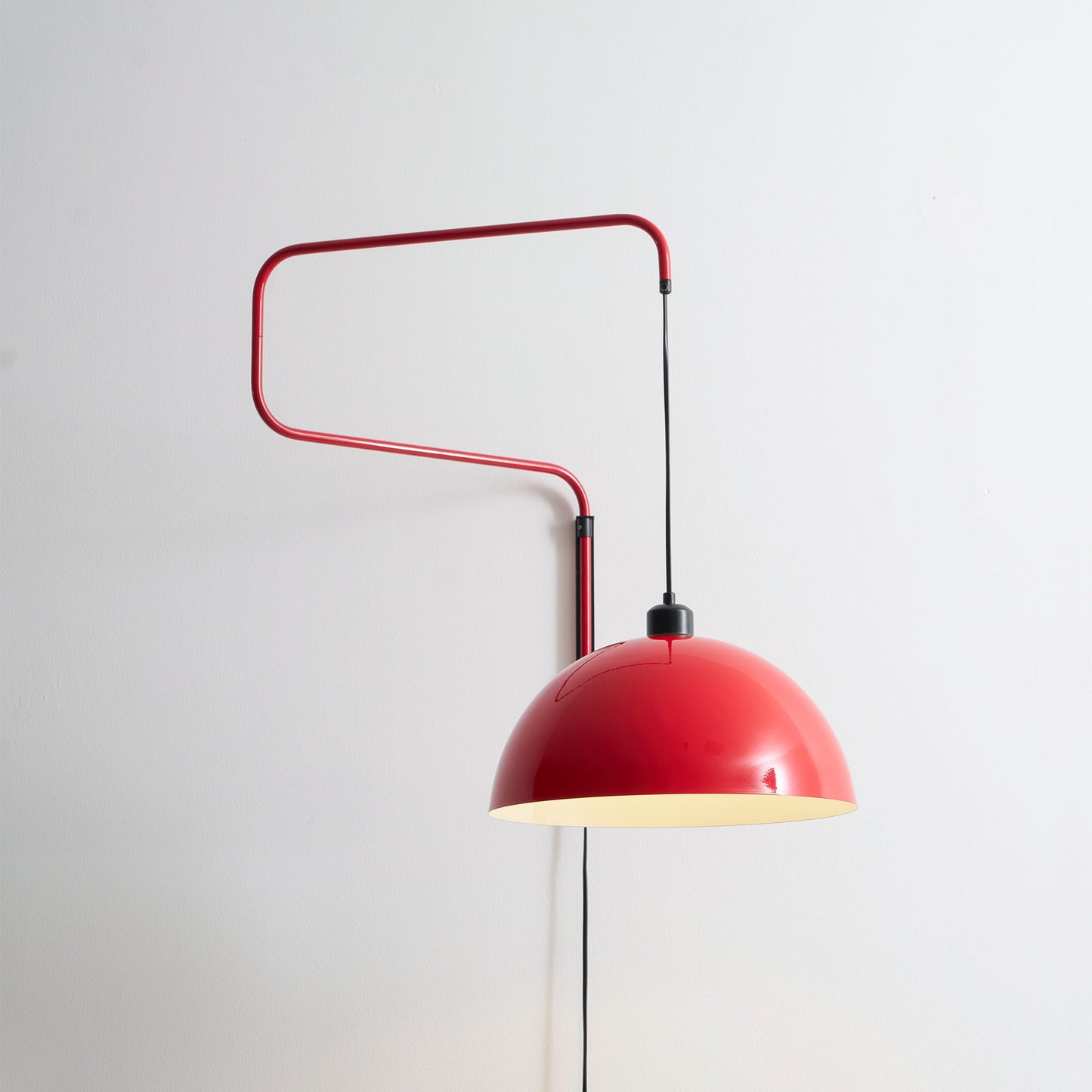 Geometrische Wandlamp Plug-In met Dimfunctie – Rood & Zwart Metalen Design – 3 Maten S/M/L