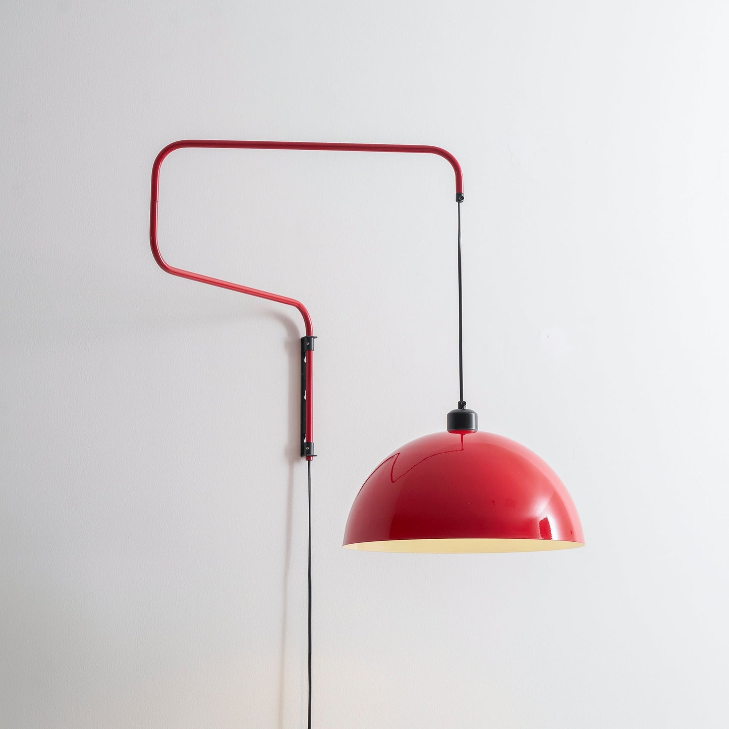 Geometrische Wandlamp Plug-In met Dimfunctie – Rood & Zwart Metalen Design – 3 Maten S/M/L