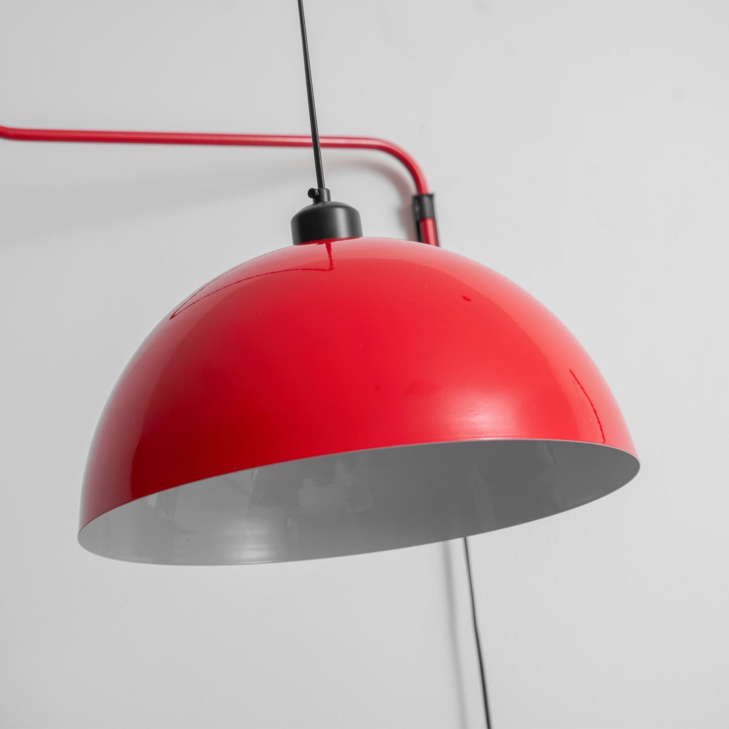 Geometrische Wandlamp Plug-In met Dimfunctie – Rood & Zwart Metalen Design – 3 Maten S/M/L