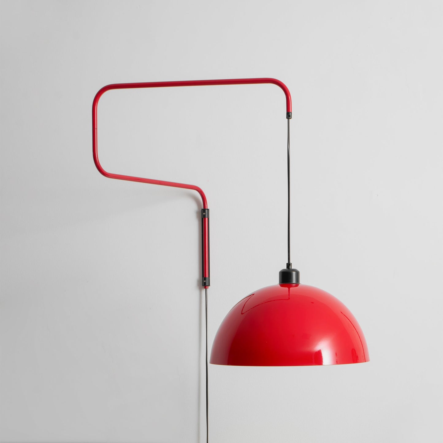 Geometrische Wandlamp Plug-In met Dimfunctie – Rood & Zwart Metalen Design – 3 Maten S/M/L