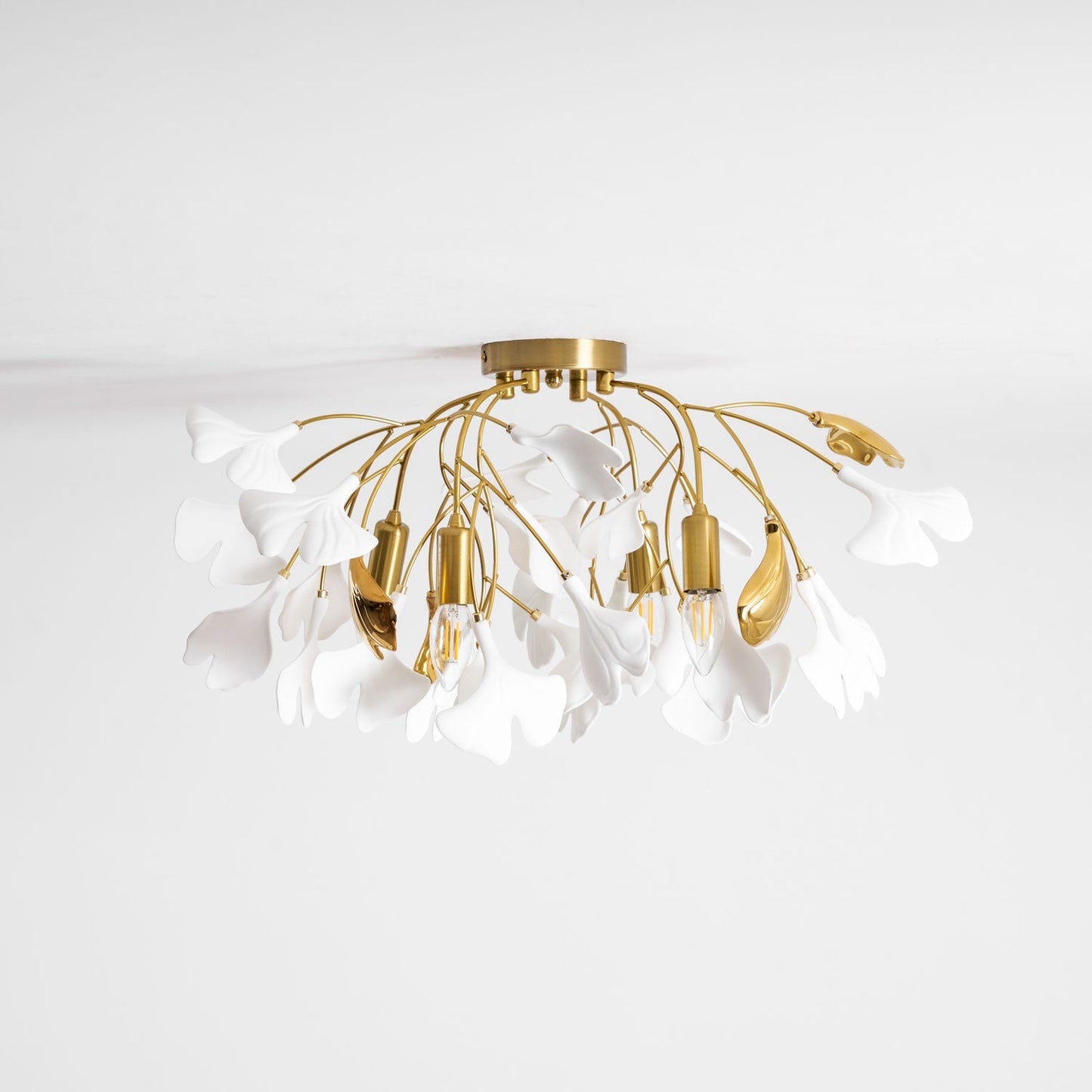 Keramische Hanglamp Ginkgo-Blad – Goudkleurige Armatuur met Witte Bladeren – Modern Natuurgeïnspireerd Design voor Woonkamer Eetkamer Slaapkamer