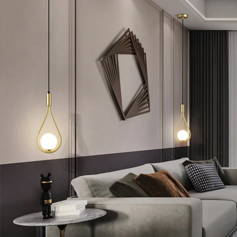Nordic Hanglamp met Strakke Silhouet – Zwart & Goud Design