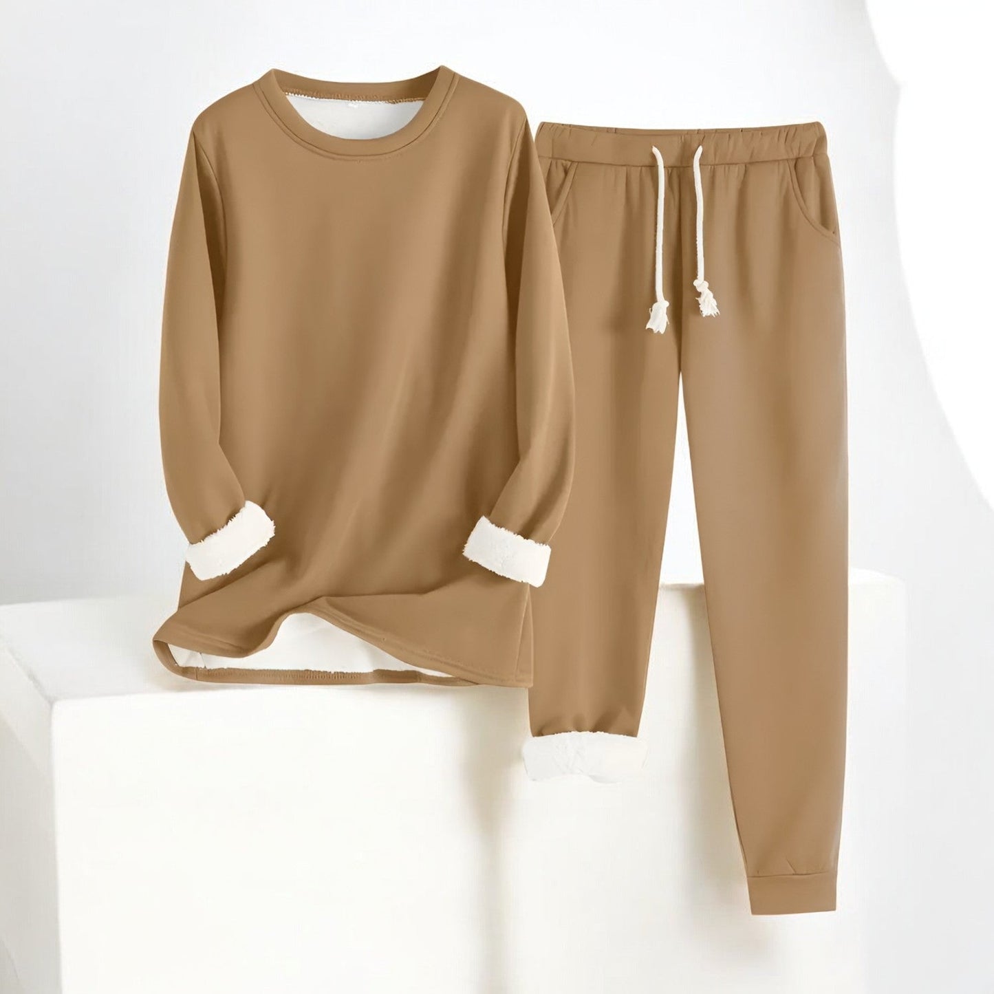 Glorista veelzijdige fleece set in warme camel kleur, bestaande uit een comfortabele lange mouwen trui en een bijpassende joggingbroek met trekkoord. De set heeft een zachte fleece voering en opgerolde mouw- en broekmanchetten, ideaal voor een knusse en stijlvolle uitstraling tijdens de koudere dagen.