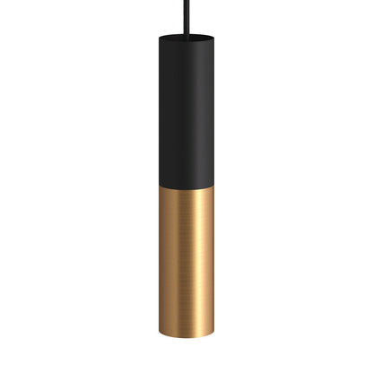 Een elegante zwarte en gouden pendel, met een strakke cilindervorm. De bovenkant is zwart, terwijl de onderste helft een glanzende gouden afwerking heeft, wat zorgt voor een moderne en luxe uitstraling. Perfect voor het verlichten van een eigentijds interieur.