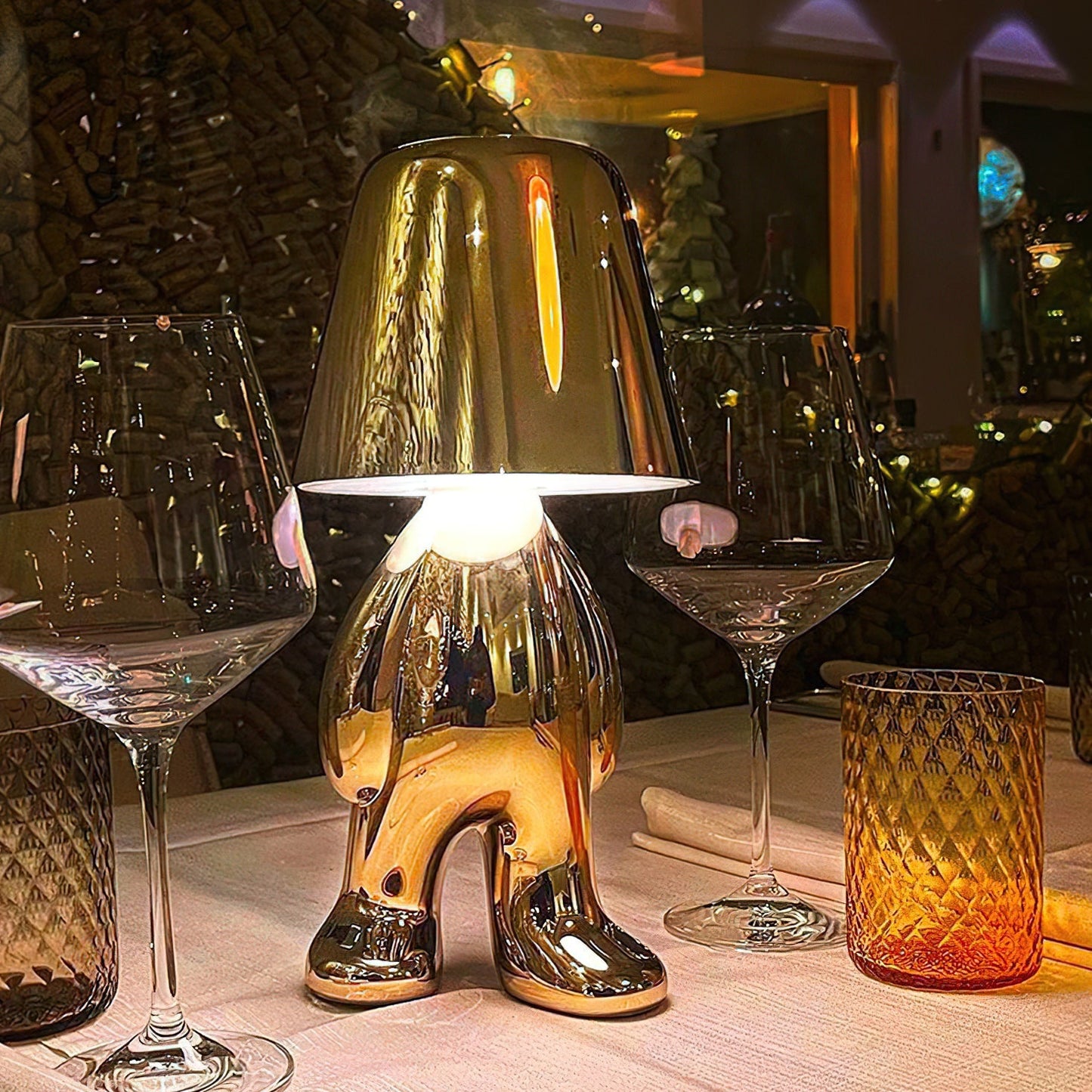 Moderne Tafellamp met Sculptuur – Goudkleurige Broers met Ingebouwde Accu en LED – Artistieke Verlichting voor Woonkamer, Slaapkamer & Bureau