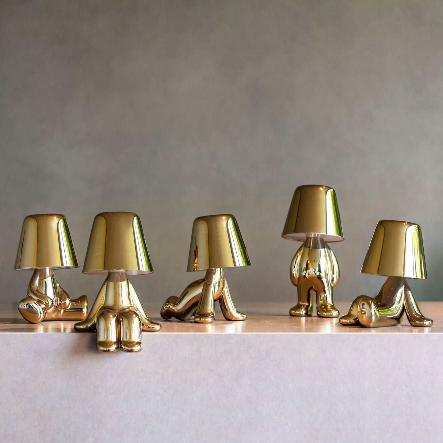 Moderne Tafellamp met Sculptuur – Goudkleurige Broers met Ingebouwde Accu en LED – Artistieke Verlichting voor Woonkamer, Slaapkamer & Bureau