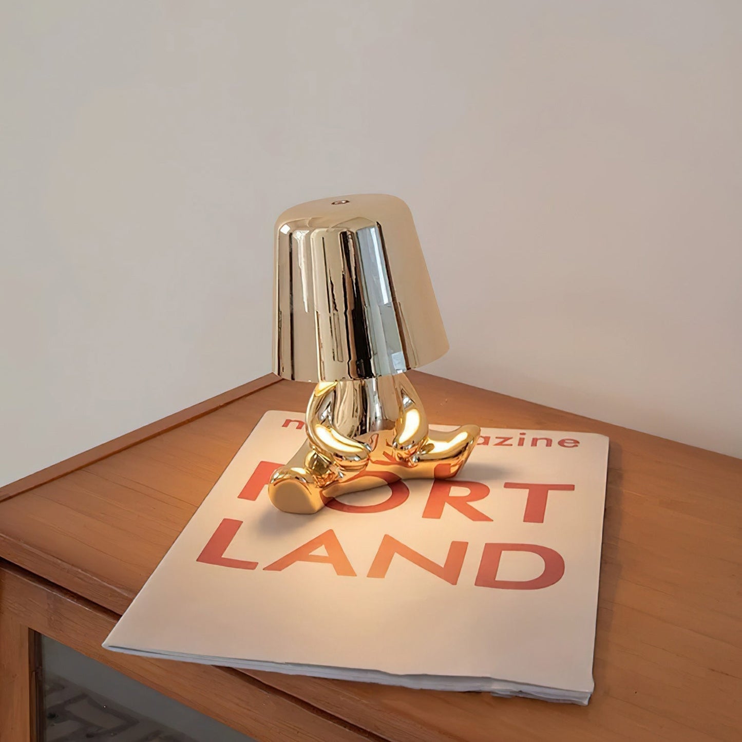 Moderne Tafellamp met Sculptuur – Goudkleurige Broers met Ingebouwde Accu en LED – Artistieke Verlichting voor Woonkamer, Slaapkamer & Bureau