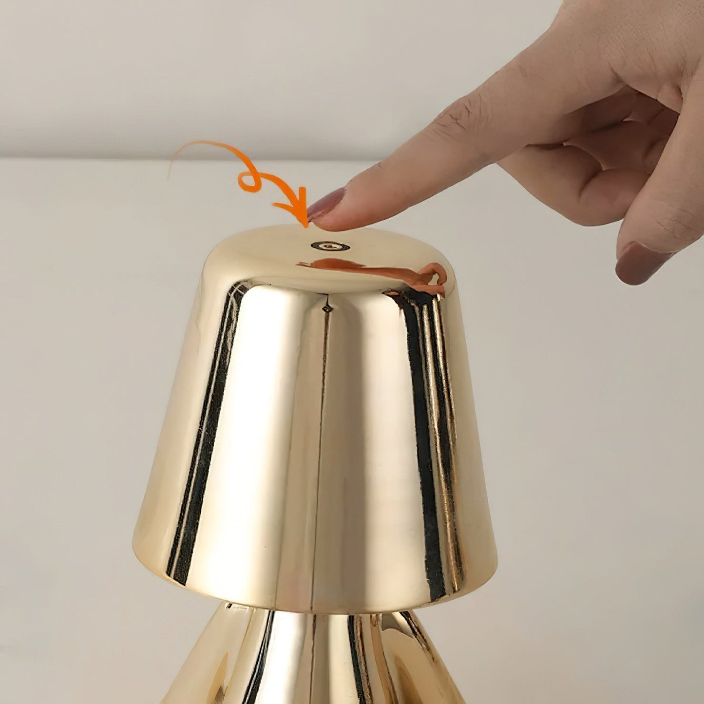 Moderne Tafellamp met Sculptuur – Goudkleurige Broers met Ingebouwde Accu en LED – Artistieke Verlichting voor Woonkamer, Slaapkamer & Bureau