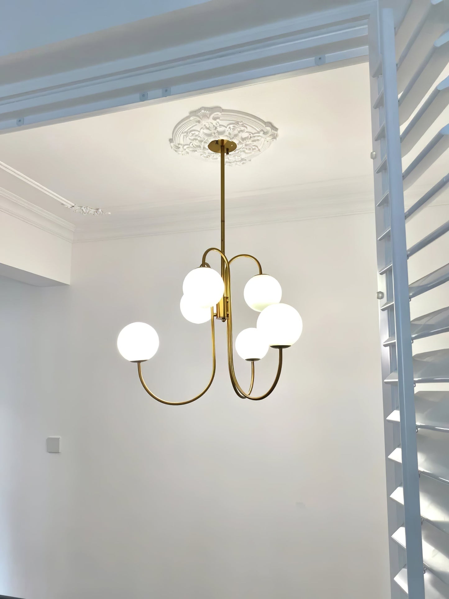 Zwanenhals Kroonluchter Ø76 cm – 8-Lichts Hanglamp met Glazen Bollen Goud/Zwart