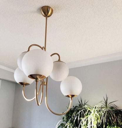 Zwanenhals Kroonluchter Ø76 cm – 8-Lichts Hanglamp met Glazen Bollen Goud/Zwart
