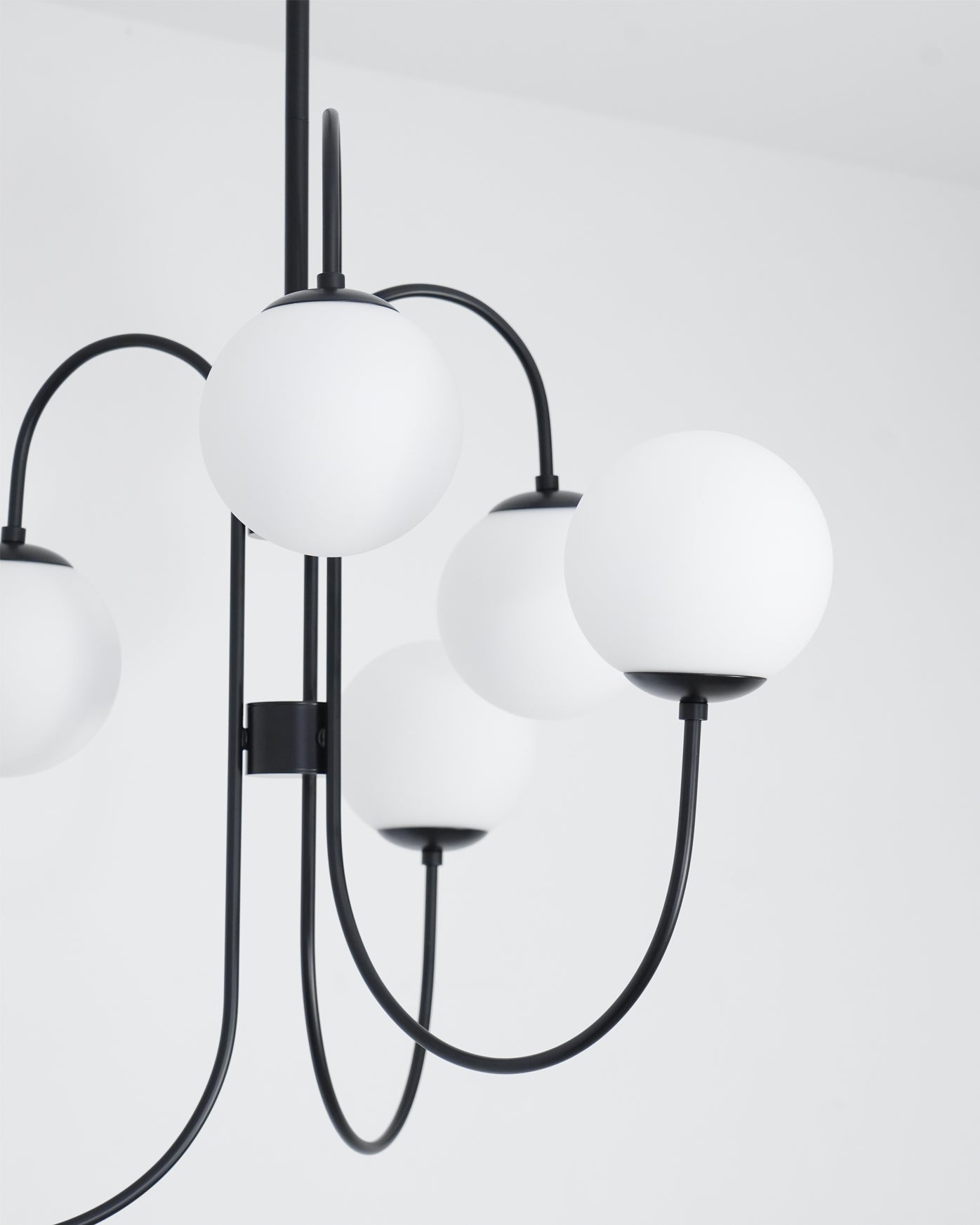 Zwanenhals Kroonluchter Ø76 cm – 8-Lichts Hanglamp met Glazen Bollen Goud/Zwart