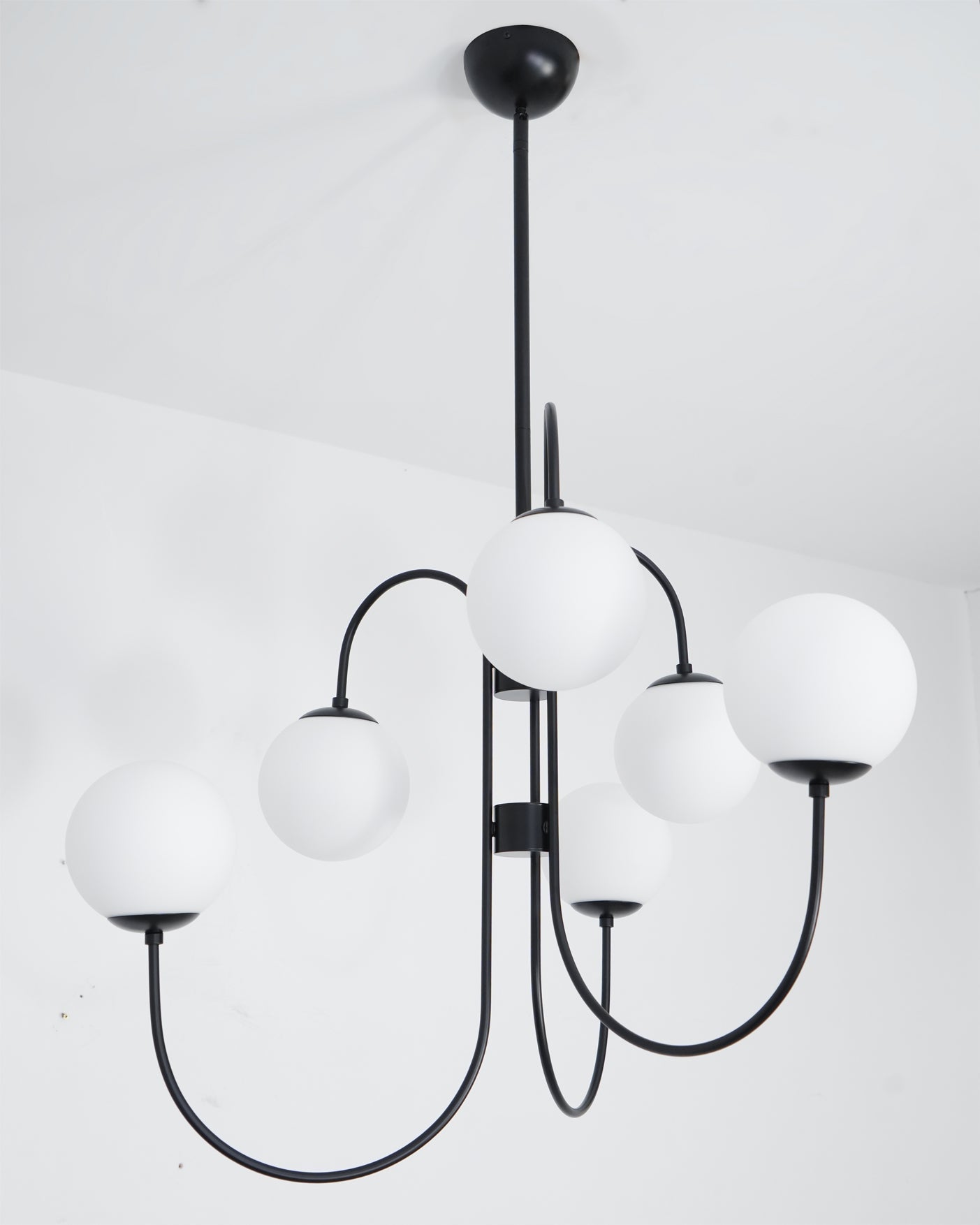Zwanenhals Kroonluchter Ø76 cm – 8-Lichts Hanglamp met Glazen Bollen Goud/Zwart