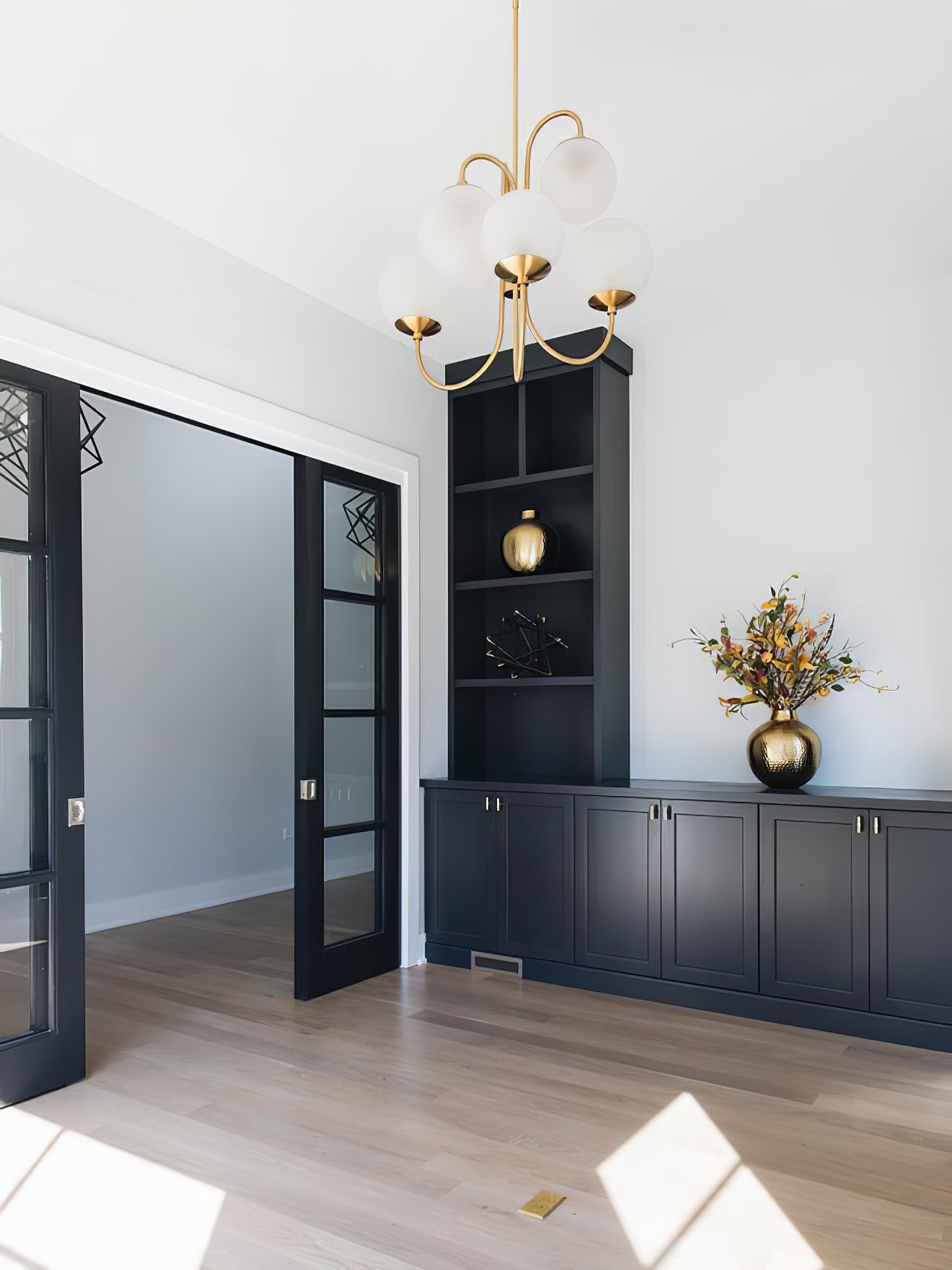 Zwanenhals Kroonluchter Ø76 cm – 8-Lichts Hanglamp met Glazen Bollen Goud/Zwart