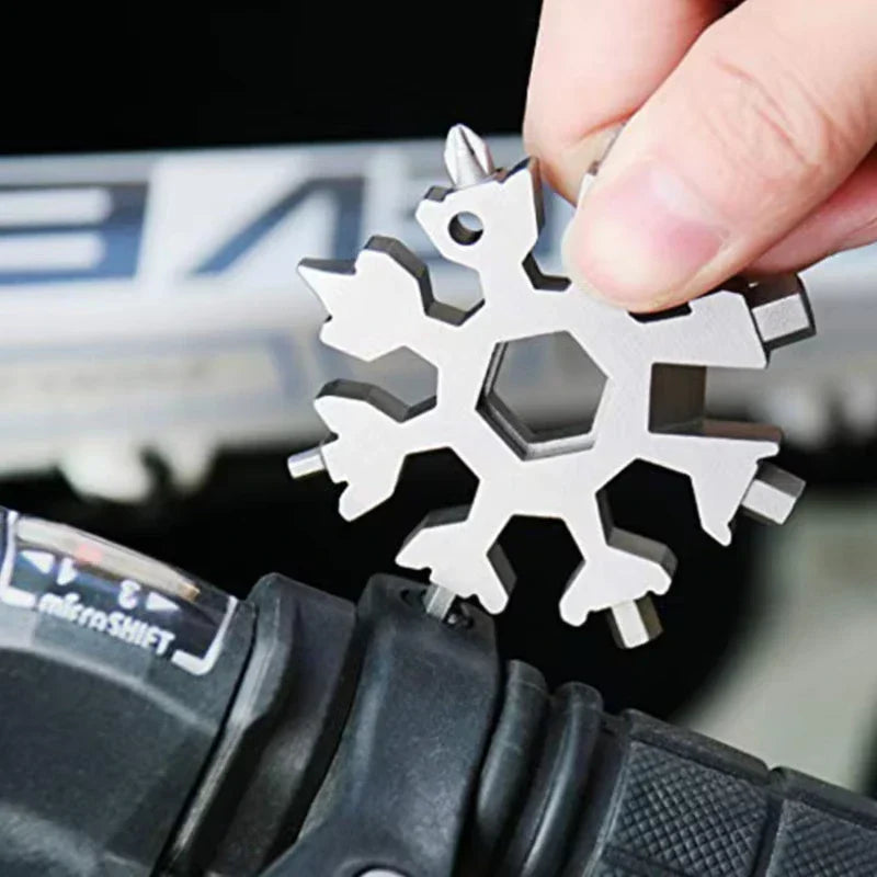 18-in-1 Sneeuwvlok Multitool in Compacte Sleutelhangerformaat met Moersleutels, Schroevendraaiers en Flesopener