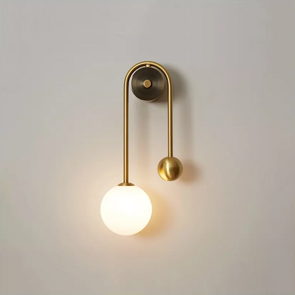 Goudkleurige Wandlamp met Wit Glazen Bol – Modern Scandinavisch Design voor Hal & Gang