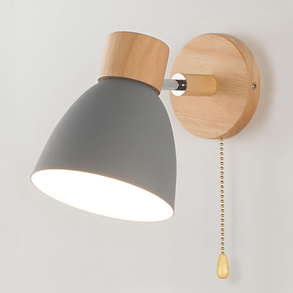 Scandinavische houten wandlamp met warm licht en trekkoordschakelaar voor rustige interieurs