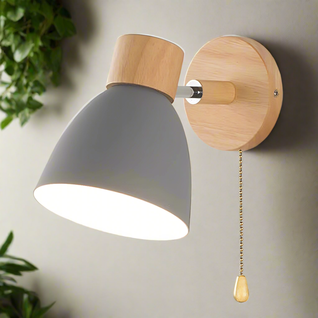 Scandinavische houten wandlamp met warm licht en trekkoordschakelaar voor rustige interieurs