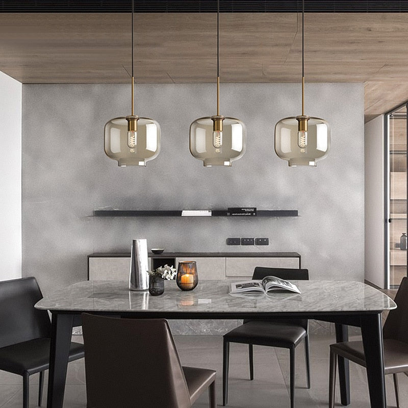 Glazen Hanglamp met Cognackleurige Kap – Stijlvolle Eetkamerverlichting in Verschillende Vormen
