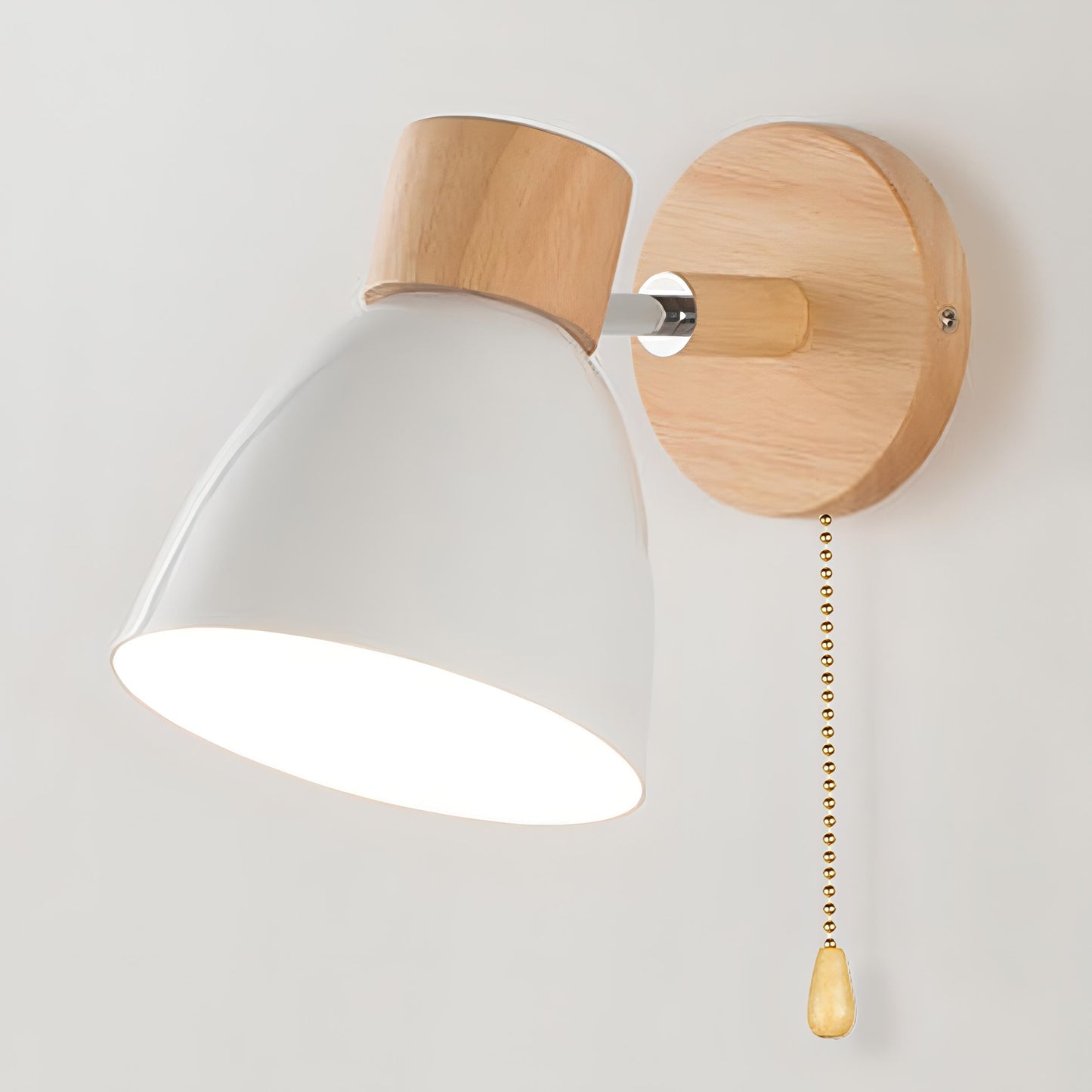 Scandinavische houten wandlamp met warm licht en trekkoordschakelaar voor rustige interieurs