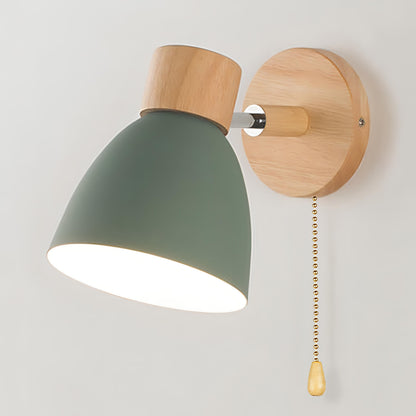 Scandinavische houten wandlamp met warm licht en trekkoordschakelaar voor rustige interieurs