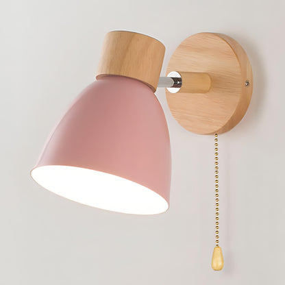 Scandinavische houten wandlamp met warm licht en trekkoordschakelaar voor rustige interieurs