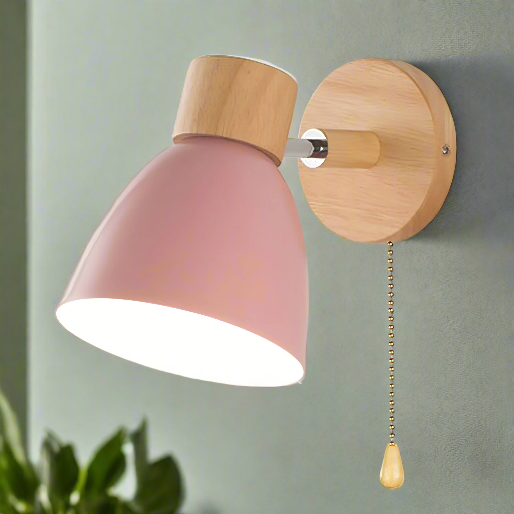Scandinavische houten wandlamp met warm licht en trekkoordschakelaar voor rustige interieurs