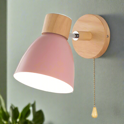 Scandinavische houten wandlamp met warm licht en trekkoordschakelaar voor rustige interieurs