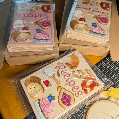 Handgemaakt Receptenboek met Geborduurd Omslag en Spatwaterdichte Pagina's