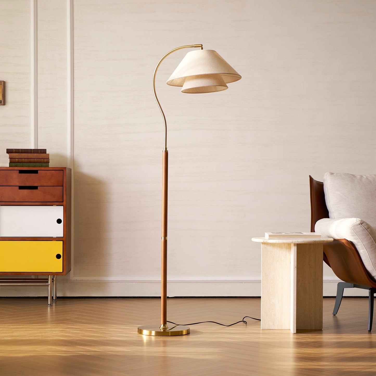 Luxe Vloerlamp met Dubbele Stoffen Kap en Houten Details – 155 cm Hoog Design Statement