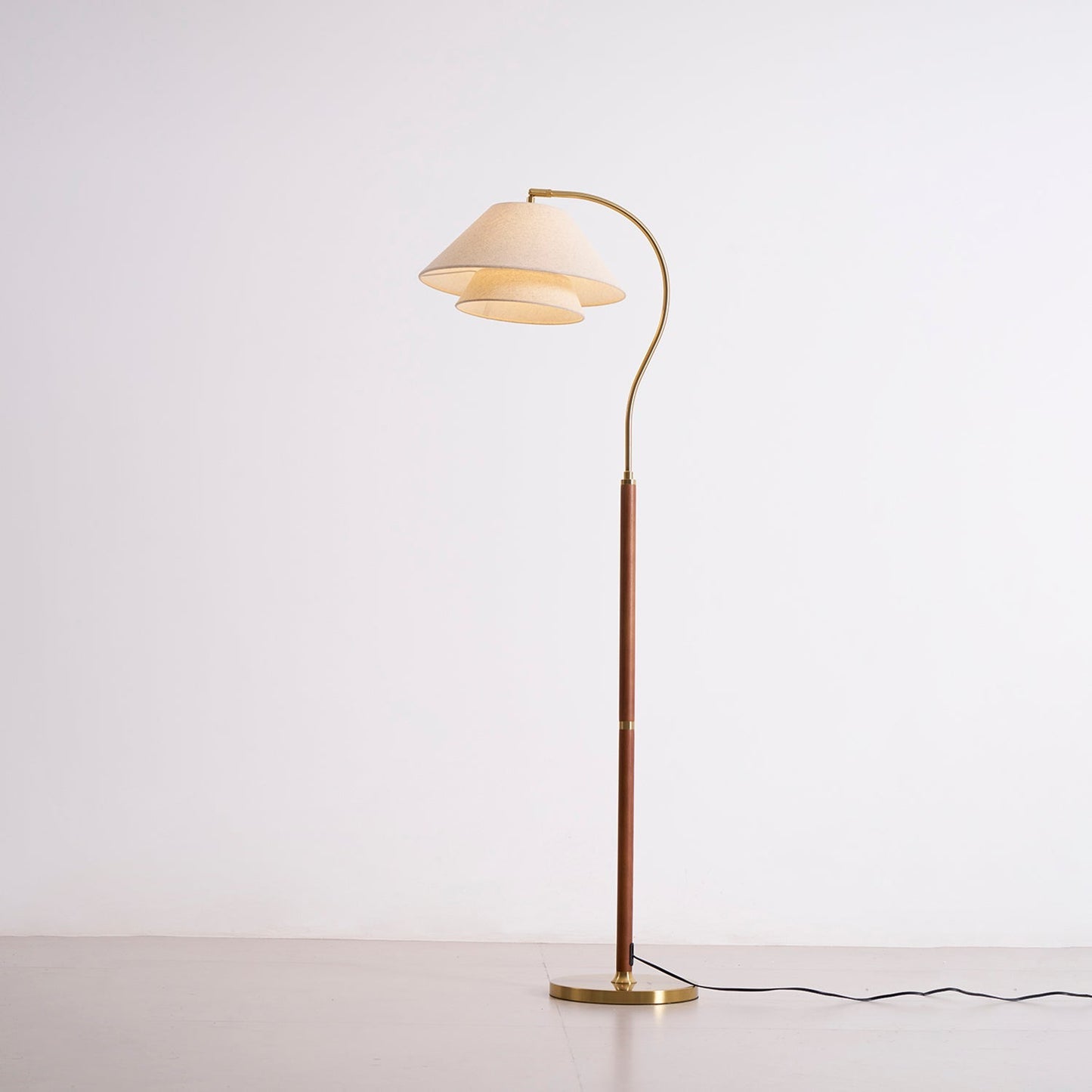 Luxe Vloerlamp met Dubbele Stoffen Kap en Houten Details – 155 cm Hoog Design Statement