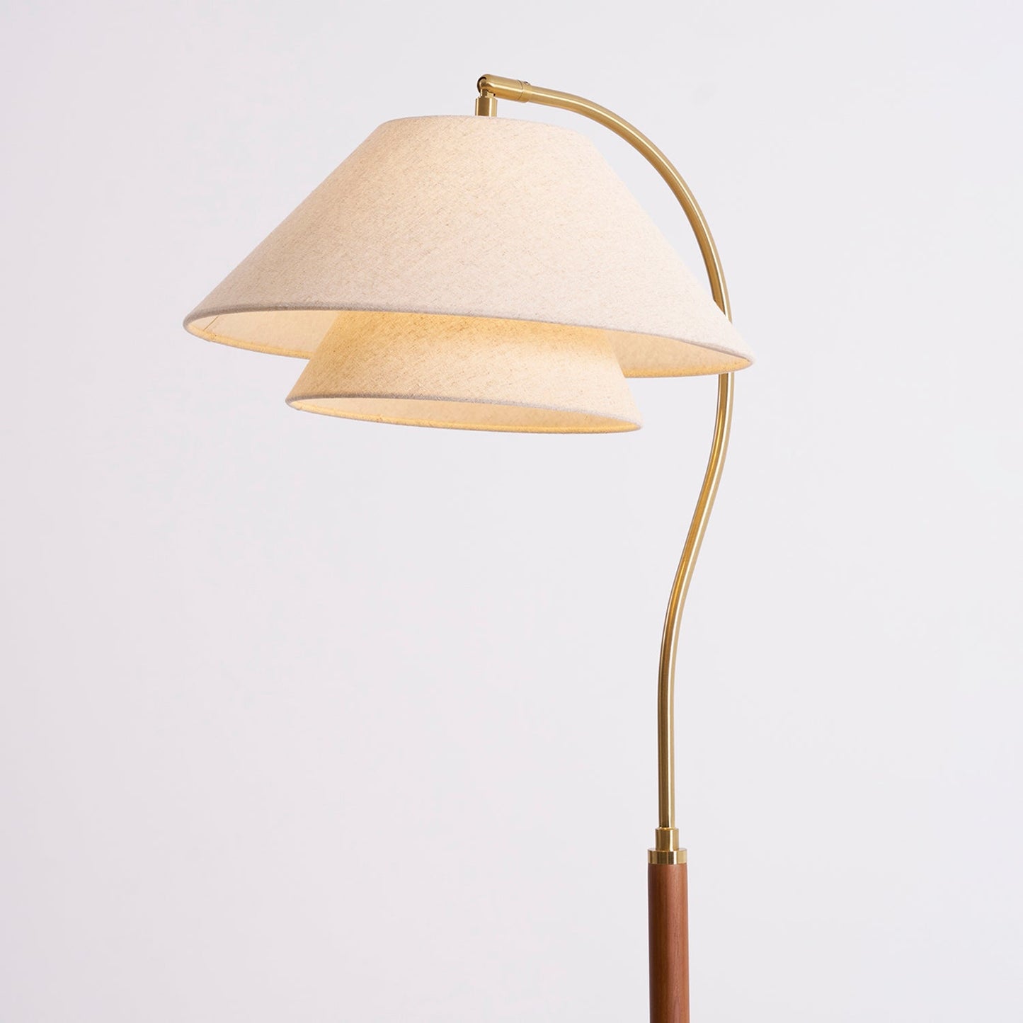 Staande Lamp met Gelaagde Linnenkappen en Gebogen Kolommen – Warmwitte Ambiance voor Woonkamer, Slaapkamer en Leeshoek