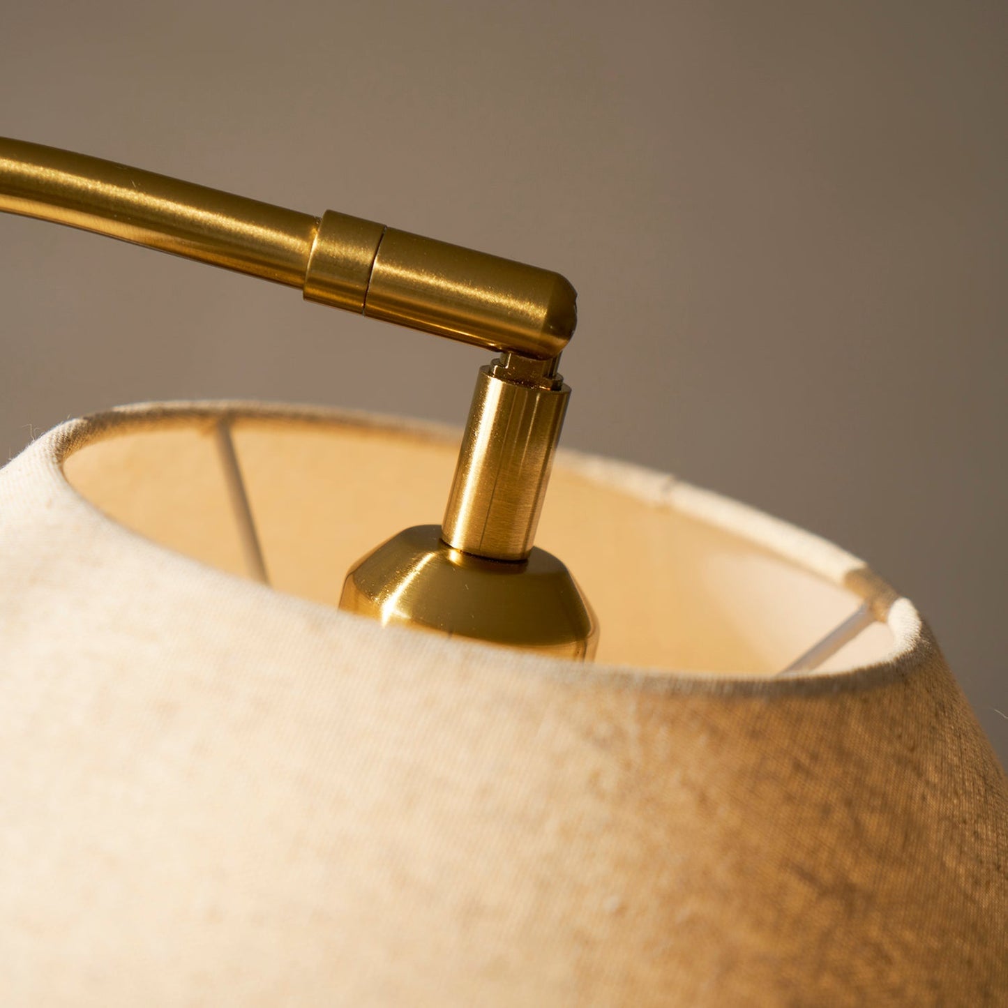 Luxe Vloerlamp met Dubbele Stoffen Kap en Houten Details – 155 cm Hoog Design Statement