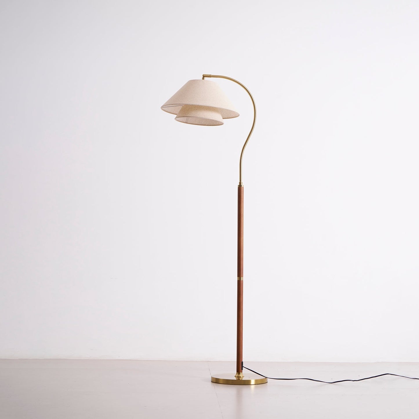 Luxe Vloerlamp met Dubbele Stoffen Kap en Houten Details – 155 cm Hoog Design Statement